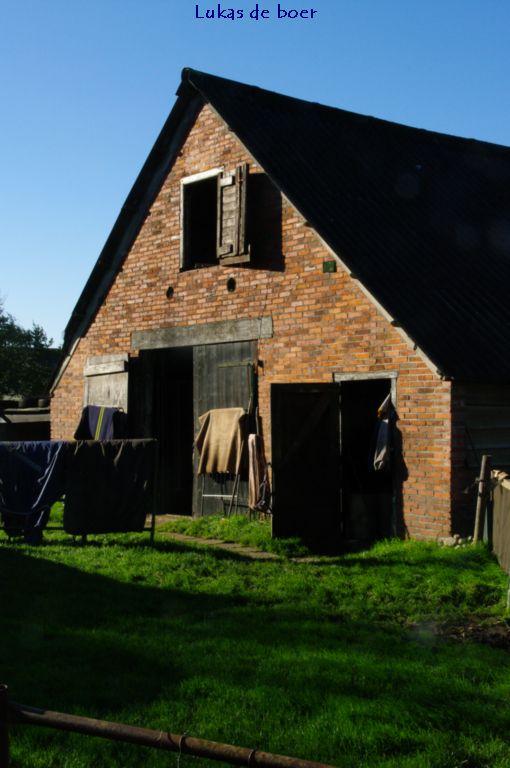 tour 2010 (33).jpg - en de "oude" schuur achter de boerderij van Aukema